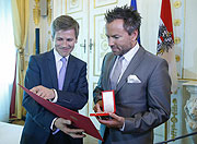 Am 22. Mai 2015 überreichte Kunst- und Kulturminister Josef Ostermayer (l.) das Goldene Ehrenzeichen für Verdienste um die Republik Österreich an Uwe Kröger (r.). (©Foto: Hans Hofer)